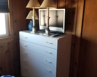 6-drawer tall dresser; table lamps