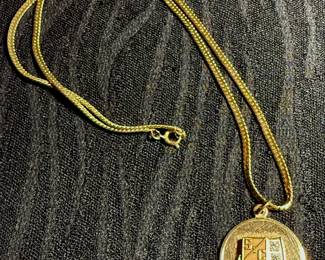 Medalion Necklace