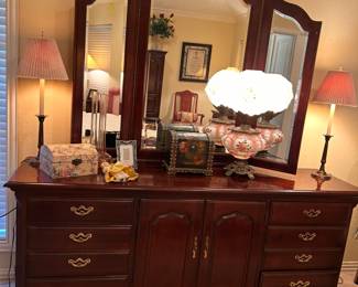 THOMASVILLE colonial style 9 drawer dresser and tri-fold mirror