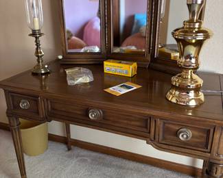 Vanity piece with mirror