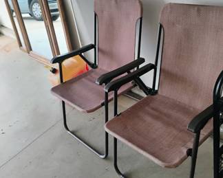 2 FOLDING CHAIRS