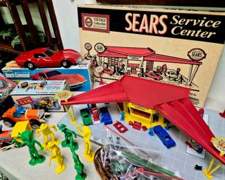 Much vintage and collectible toys, dolls and games.