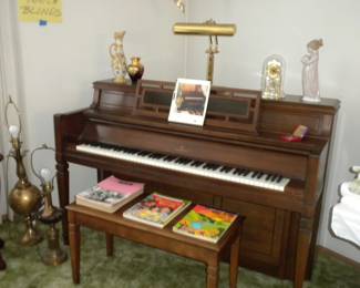 Everett Piano. Mint condition