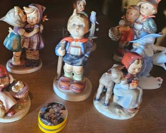 Close upm9f Goebel figurines 