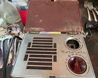 VTG MOTOROLA "LUNCHBOX" PORTABLE RADIO (1946-47) A BROADCAST RECEIVER