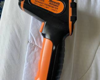 CONTACTLESS THERMOMETER