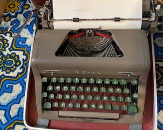 VTG ROYAL TYPEWRITER