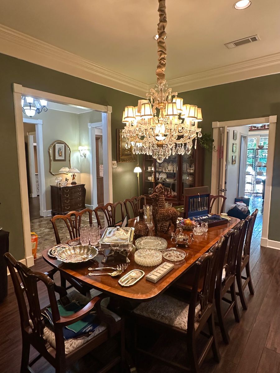 Beautiful dining room !! Kittinger Sheraton Regency Style Banded Mahogany Double Pedestal dining table with 3 leaves and 11 Baker Williamsburg Dining Chairs