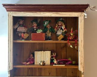 Perfect small wall shelf with hanging pegs !