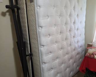 Seally Queen Bed