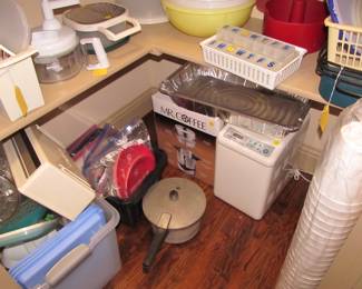 Look at all this vintage Tupperware