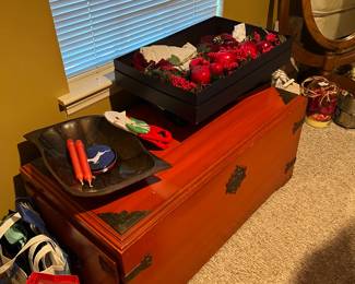 Red Decorator Chest, Accessories