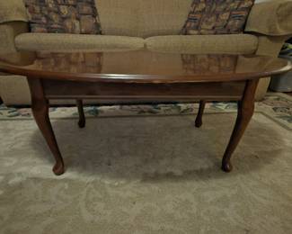 Set of 2 oval coffee tables.