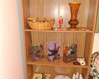Various decorative items.