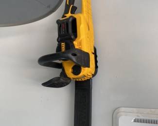DEWALT FLEXVOLT 60V MAX Cordless Chainsaw 56 hero