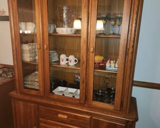 Broyhill china hutch 