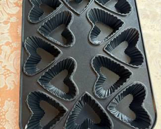Cast iron tartlette heart shaped baking pan
