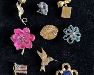 Assorted vintage brooches