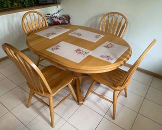 Round Kitchen Table with 4 chairs
