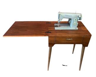 Vintage Sewing Machine w Table