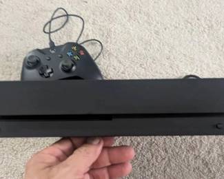 WST124 (1) XBOX One Gaming System.