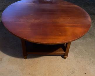Round dining table