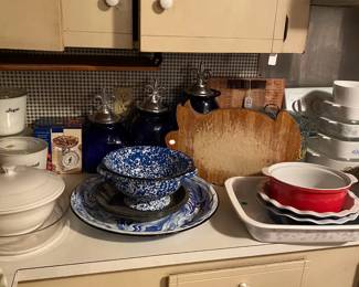 More kitchen ware
