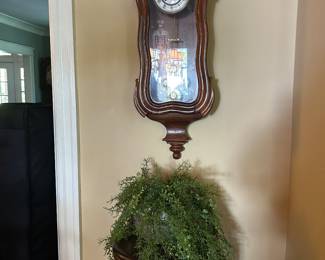 Serpentine wall clock