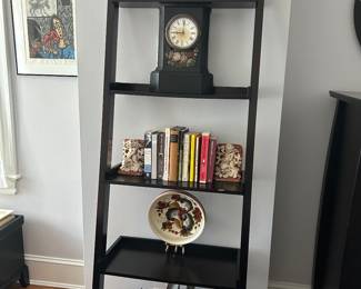 Leaning bookshelf