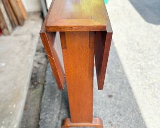 Drop leaf table