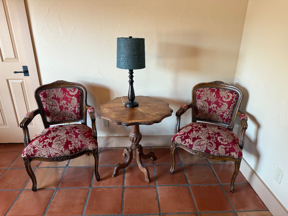 Lovely chairs. Like new! 