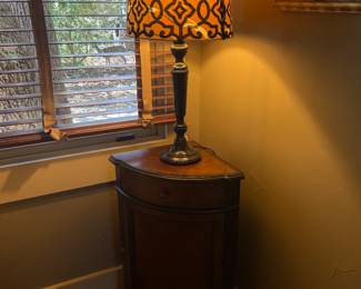 Very convenient corner table.