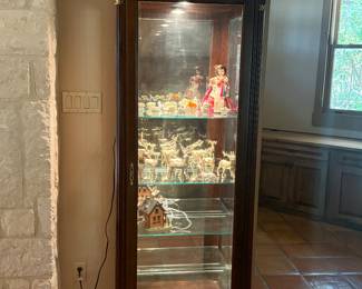 Great sized curio cabinet. Lighted.