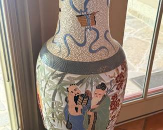 Beautiful 33” vase. Perfect condition. Rosewood stand is optional