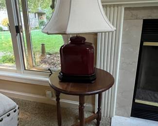 Foldable round table with ceramic burgundy lamp