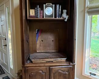 Lower level has convenient pull-out shelving