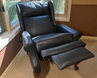 ...simply lean back to release footrest