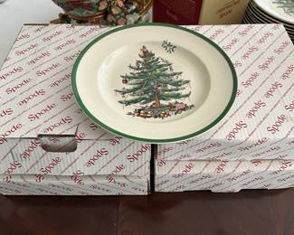 Spode Christmas Tree dinner plates (43 total)
