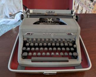 Royal Quiet De Luxe Typewriter