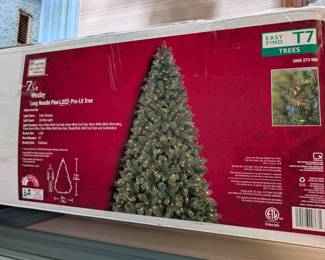 7.5 ft Wesley Pre-Lit Christmas Tree