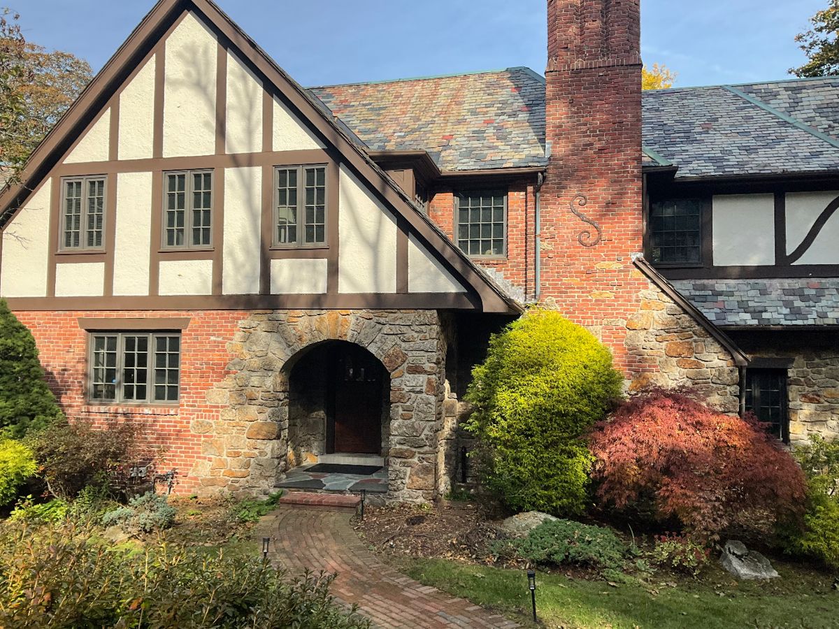 BEAUTIFUL TUDOR HOUSE