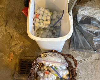 LOTS OF GOLFBALLS