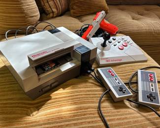Original NES Nintendo Entertainment System 1985 incl console, NES advantage, 2 controllers, zapper, Super Mario Brothers/Duck Hunt games
