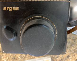 SMALL COLLECTION OF VINTAGE CAMERAS