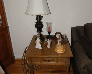 Side table with lamp, and various decorative items, and a nice wood coaster set