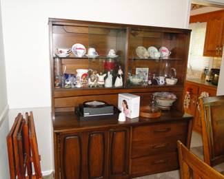 An outstanding Mid Century Modern Hutch, with all the Mid Century Modern elements that you would look for in such an amazing piece