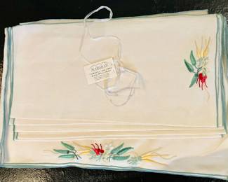 Marghab “Carrots and Peas” set of 8 napkins and 8 placemats