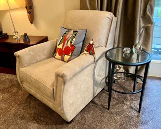 King Hickory club chair
33” wide 34” deep, 36” tall