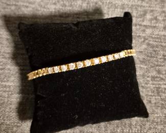 14k Diamond tennis bracelet, diamonds in center 1.5 carats 