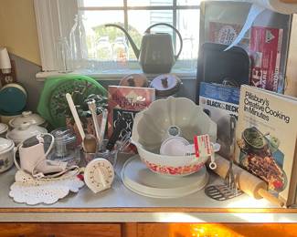 Kitchen items including Pyrex 